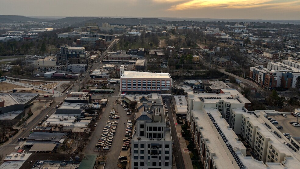 325 N West Ave, Fayetteville, AR à louer - Photo du bâtiment - Image 2 de 13