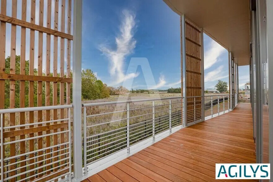 Flex in Chanteloup-en-Brie for lease - Building Photo - Image 2 of 5