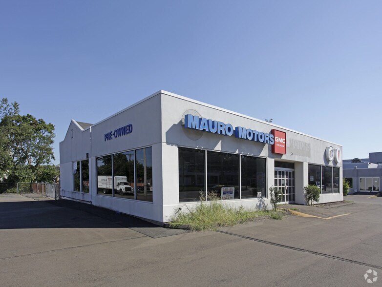 1651 Dixwell Ave, Hamden, CT à vendre - Photo principale - Image 3 de 3