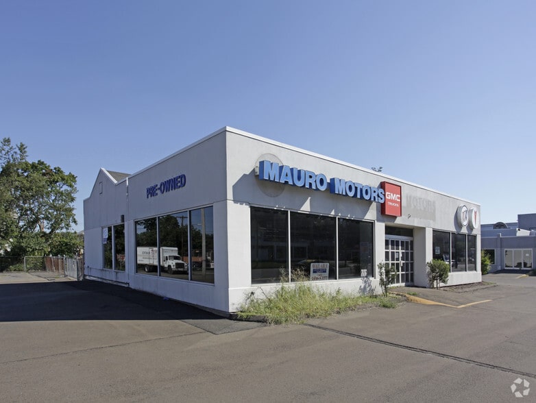 1651 Dixwell Ave, Hamden, CT for sale - Primary Photo - Image 3 of 3