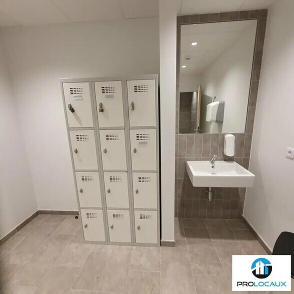 Bureau dans Grenoble à louer - Photo du bâtiment - Image 3 de 12