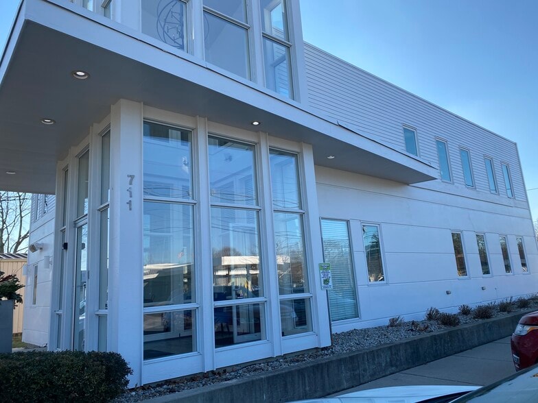 711 E 65th St, Indianapolis, IN à louer - Photo du bâtiment - Image 3 de 10