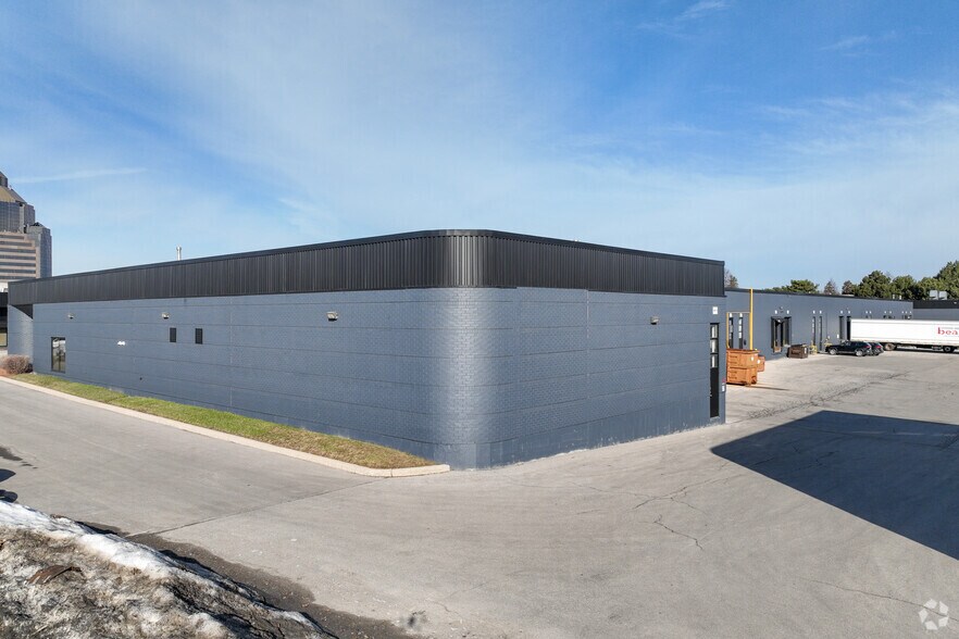 50-70 Novopharm Ct, Toronto, ON à vendre - Photo du bâtiment - Image 2 de 3