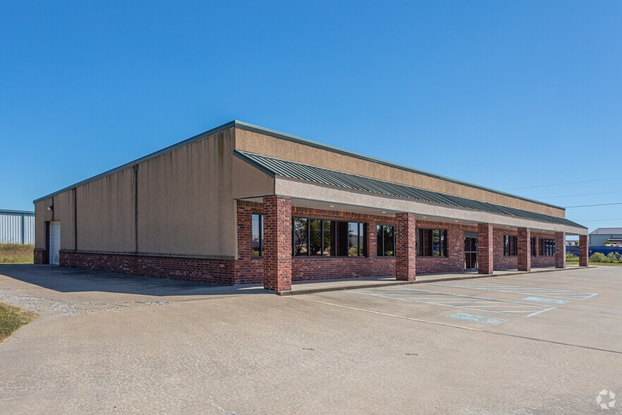 2501 SW Aviation St, Bentonville, AR for lease - Building Photo - Image 2 of 18