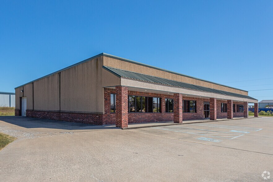 2501 SW Aviation St, Bentonville, AR à louer - Photo du bâtiment - Image 2 de 18