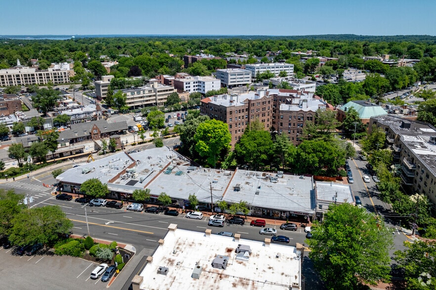 1-41 S Middle Neck Rd, Great Neck, NY à louer - Photo du bâtiment - Image 2 de 5