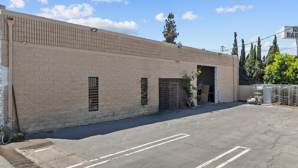 7425 Bellaire Ave, North Hollywood, CA à vendre - Photo du bâtiment - Image 3 de 7