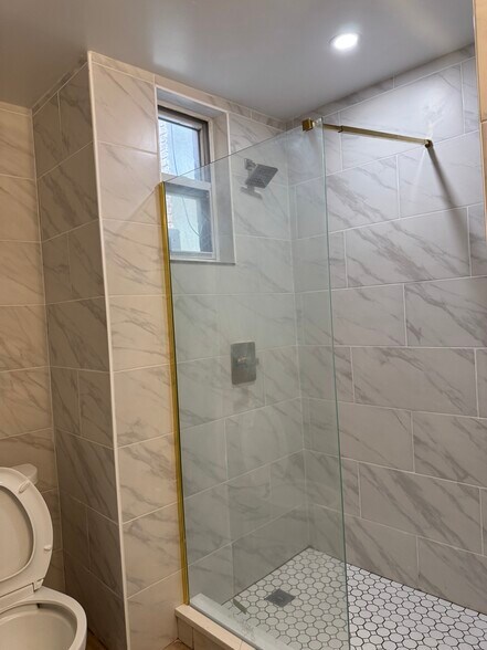 245 S 1st St, Brooklyn, NY à vendre - Photo du bâtiment - Image 2 de 12