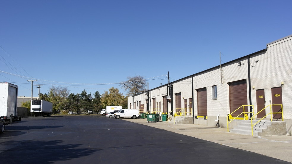 1666-1684 S Wolf Rd, Wheeling, IL à louer - Photo du bâtiment - Image 2 de 10