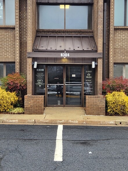 8302-8304 Old Courthouse Rd, Vienna, VA à vendre - Photo du bâtiment - Image 3 de 15