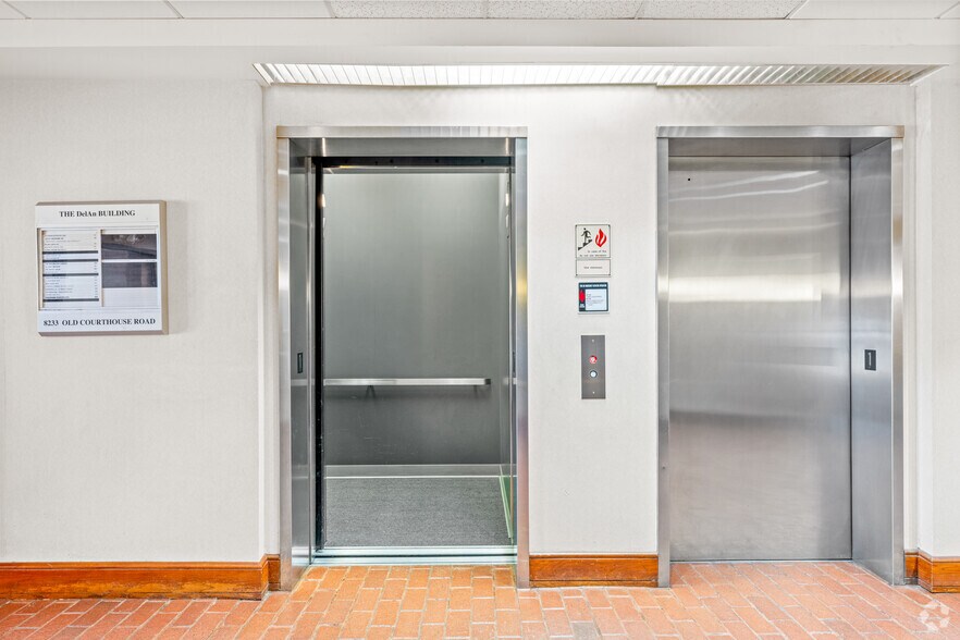 8233 Old Courthouse Rd, Vienna, VA à vendre - Photo intérieure - Image 2 de 17