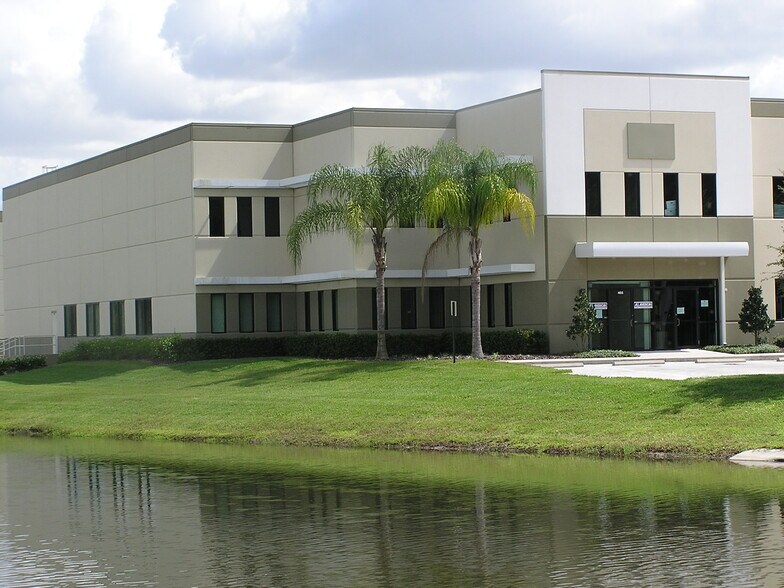 640 Brooker Creek Blvd, Oldsmar, FL à louer - Photo du bâtiment - Image 2 de 6