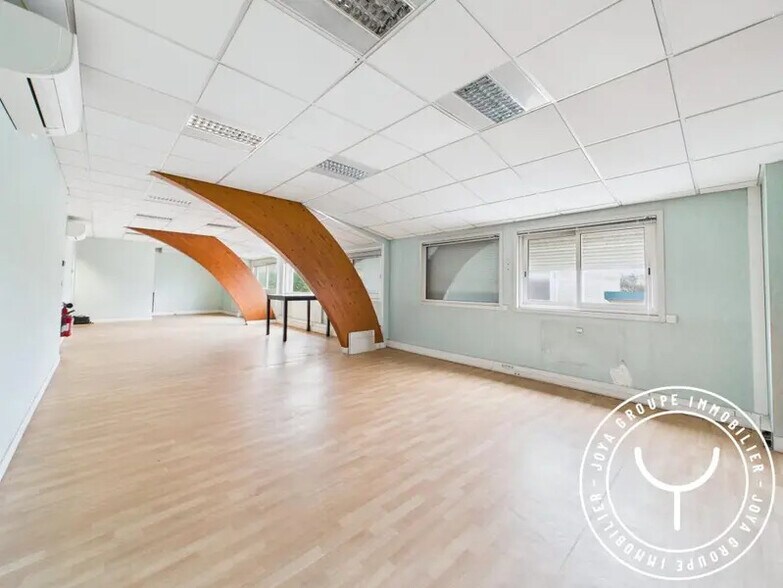 Office in Wissous for lease - Interior Photo - Image 2 of 7