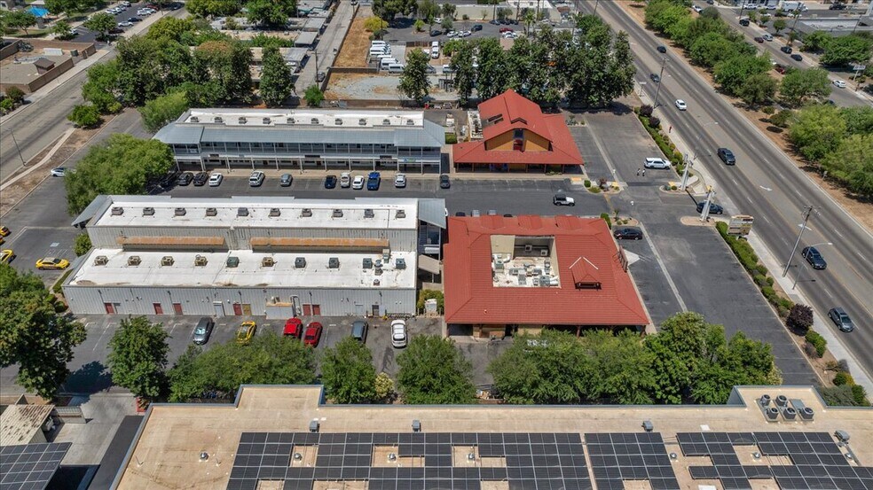 1450 Clovis Ave, Clovis, CA à louer - Photo du bâtiment - Image 3 de 26