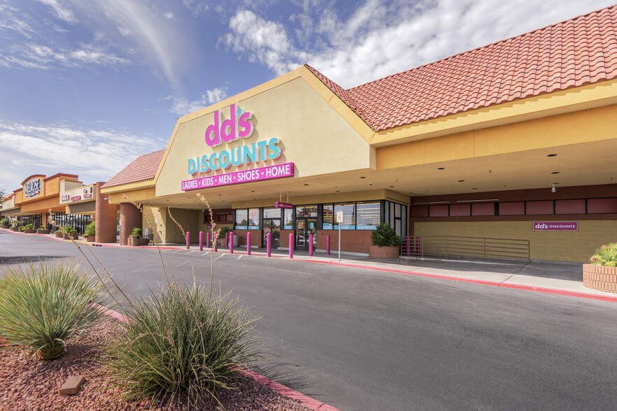 2420-2570 E Desert Inn Rd, Las Vegas, NV à louer - Photo du bâtiment - Image 3 de 5