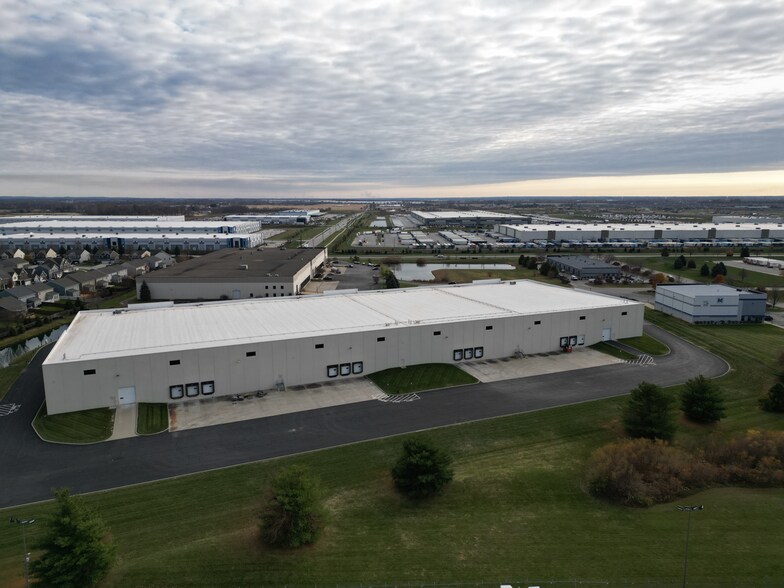 998 Gerdt Ct, Greenwood, IN à vendre - Photo du bâtiment - Image 3 de 8