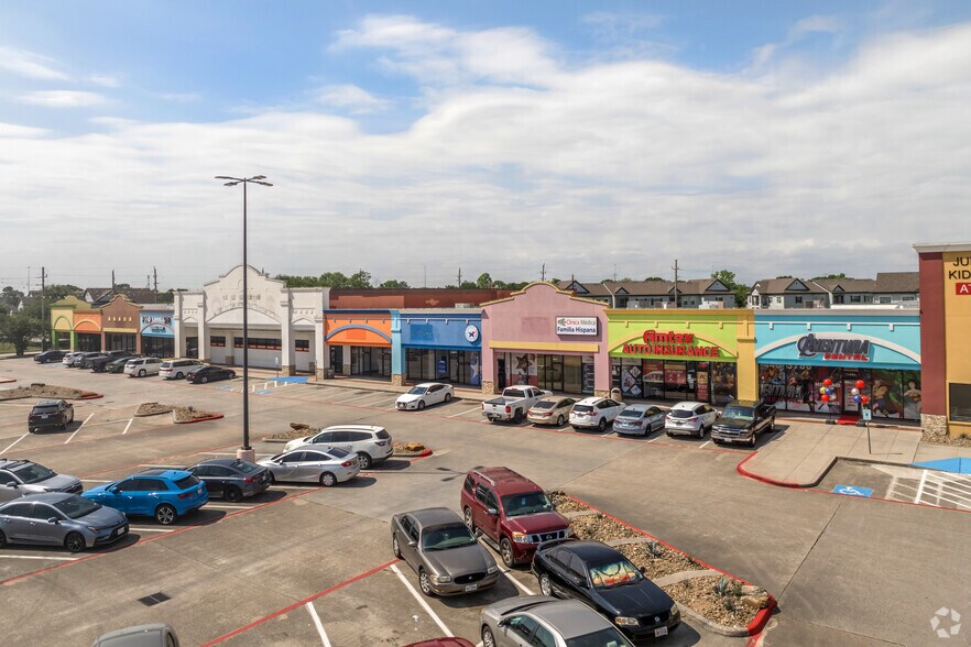 11303-11495 Veterans Memorial Dr, Houston, TX for lease - Building Photo - Image 3 of 7