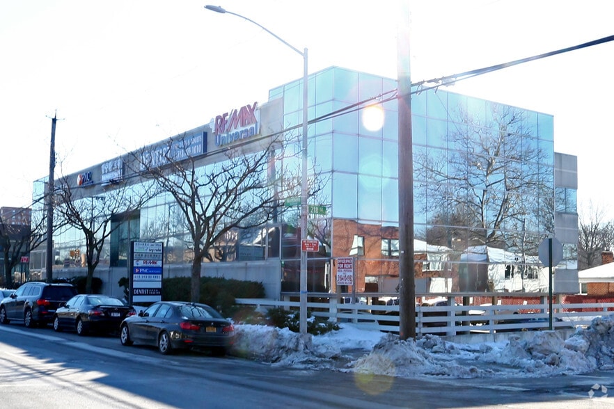 21810-218-14 Northern Blvd, Bayside, NY à louer - Photo du bâtiment - Image 3 de 9