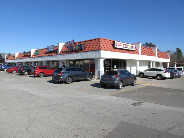 7700-7714 N May Ave, Oklahoma City, OK for lease - Building Photo - Image 1 of 1