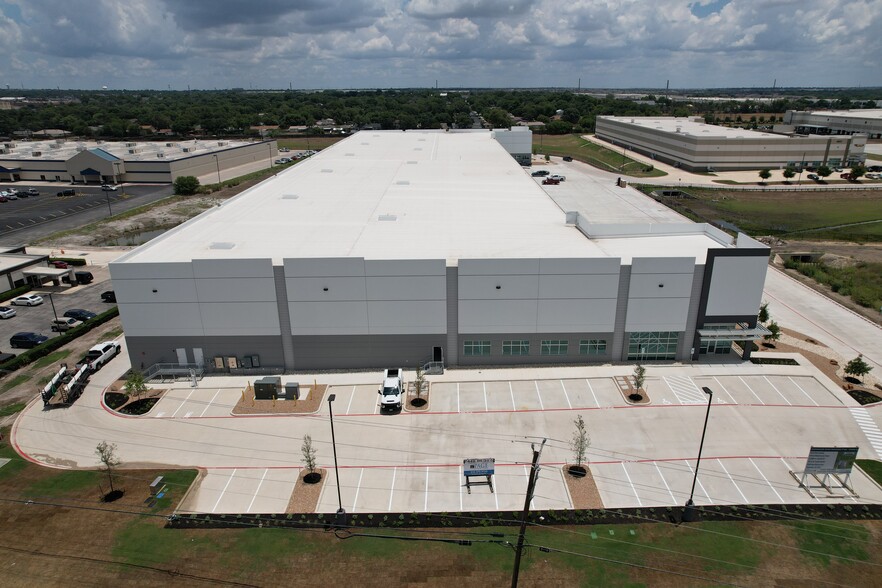 5035 Eisenhauer Rd, San Antonio, TX for lease - Building Photo - Image 3 of 35