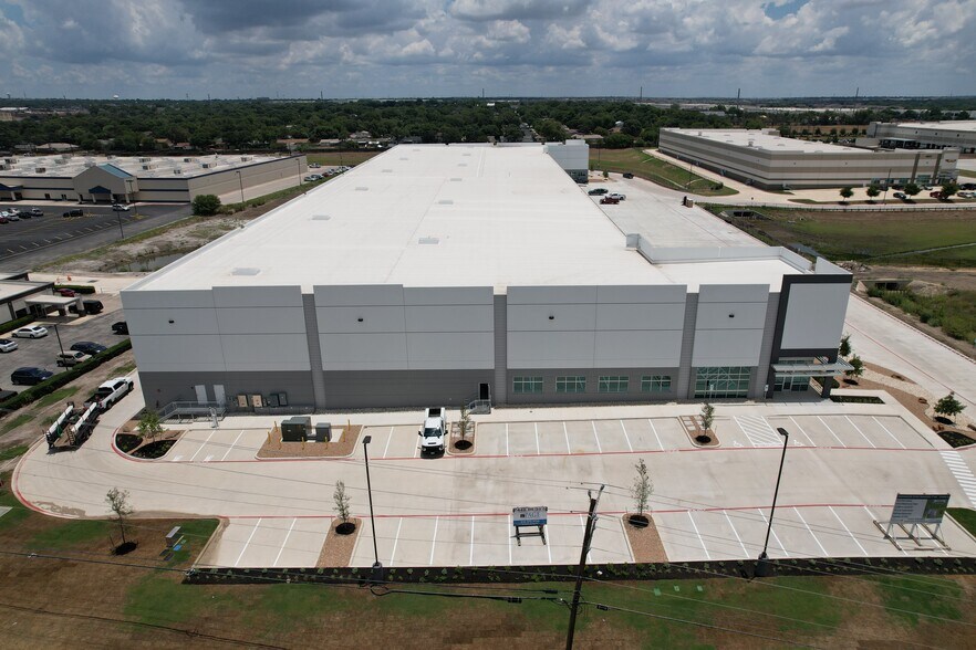 5035 Eisenhauer Rd, San Antonio, TX à louer - Photo du bâtiment - Image 3 de 35