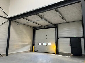 8 Avenue Du Vert Galant, Saint-Ouen-l'Aumône for lease Interior Photo- Image 2 of 8