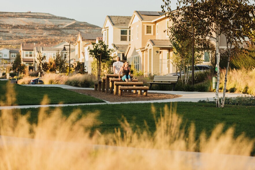 La Media Rd, Chula Vista, CA à louer - Photo du bâtiment - Image 3 de 3