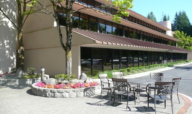 1750 112th Ave NE, Bellevue, WA à louer - Photo du bâtiment - Image 2 de 13