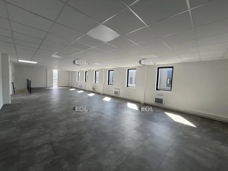 Flex in Les Mureaux for lease - Interior Photo - Image 3 of 5