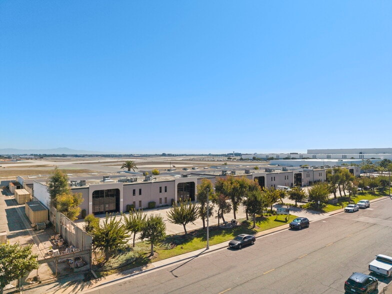 3700 N Industry Ave, Lakewood, CA for lease - Building Photo - Image 3 of 8