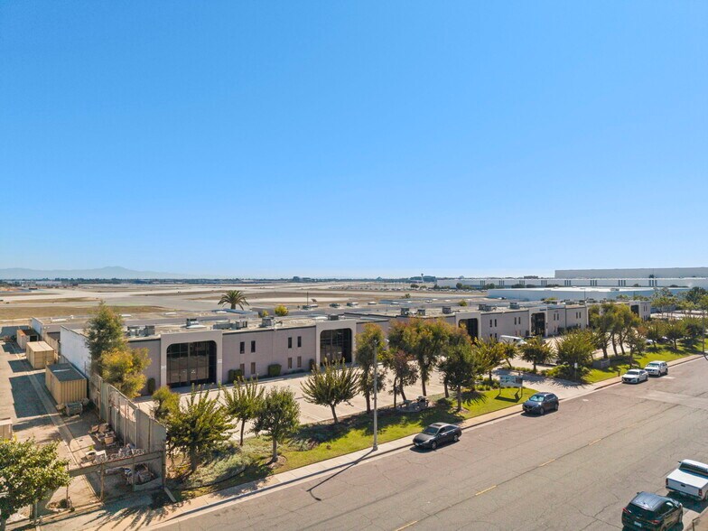 3700 N Industry Ave, Lakewood, CA à louer - Photo du bâtiment - Image 3 de 8