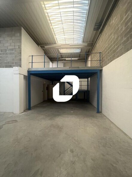 Flex in Moissy-Cramayel for lease - Interior Photo - Image 2 of 12