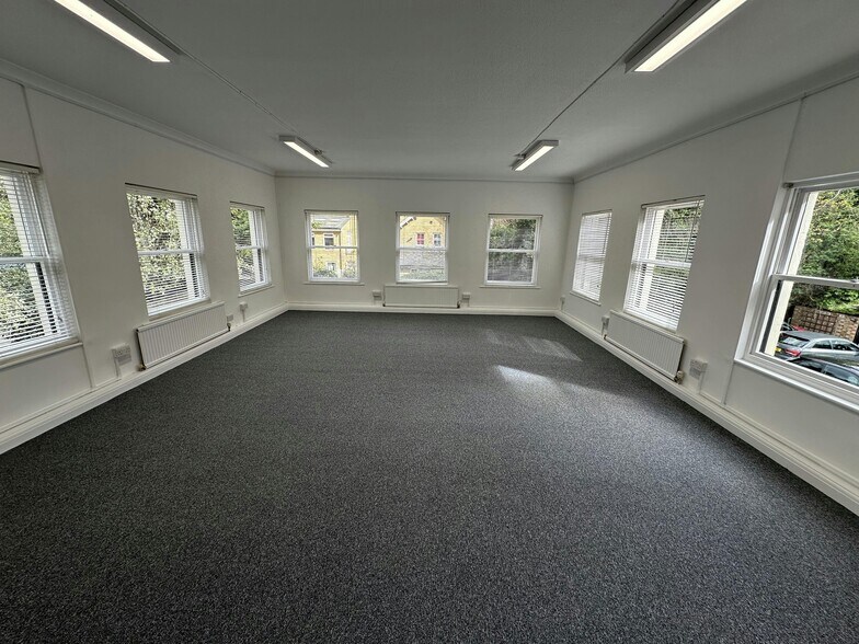 28-30 Claremont Rd, Surbiton à louer - Photo du bâtiment - Image 2 de 2