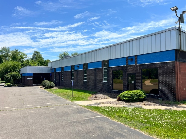 169 Kennedy Rd, Windsor, CT à vendre - Photo du bâtiment - Image 2 de 8