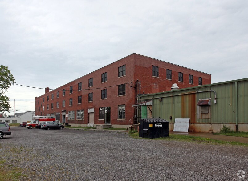 183 E Main Rd, Fredonia, NY à louer - Photo du bâtiment - Image 2 de 2