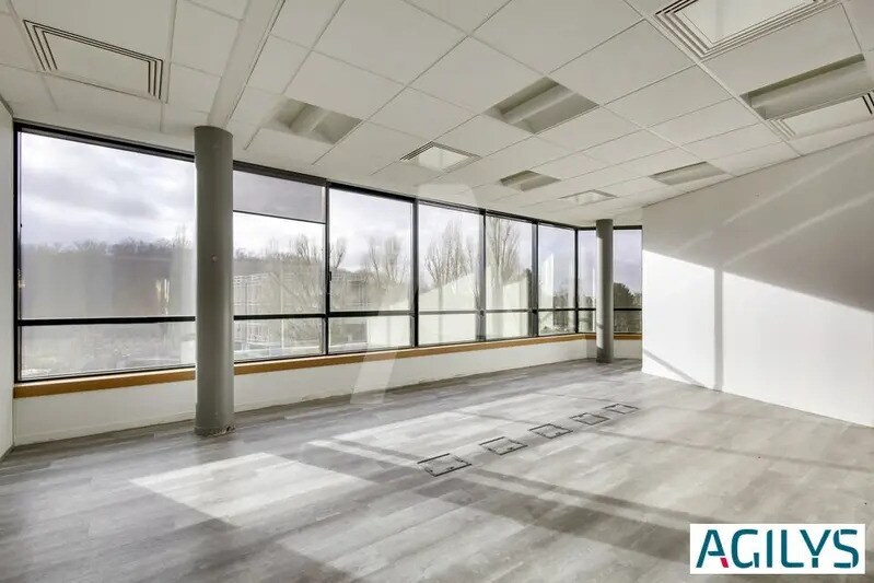 Flex in Saint-Aubin for lease - Interior Photo - Image 2 of 12