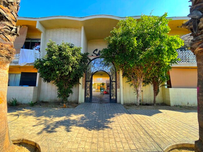 More details for 6956 Kester Ave, Van Nuys, CA - Multifamily for Sale