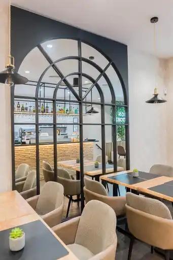 Retail in Marbella for lease Building Photo- Image 1 of 22