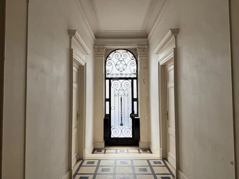 Office in Bordeaux for lease - Interior Photo - Image 2 of 4