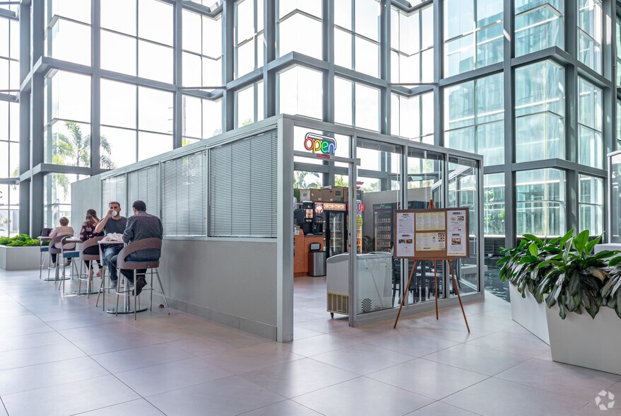 301 E Yamato Rd, Boca Raton, FL à vendre - Photo intérieure - Image 2 de 30