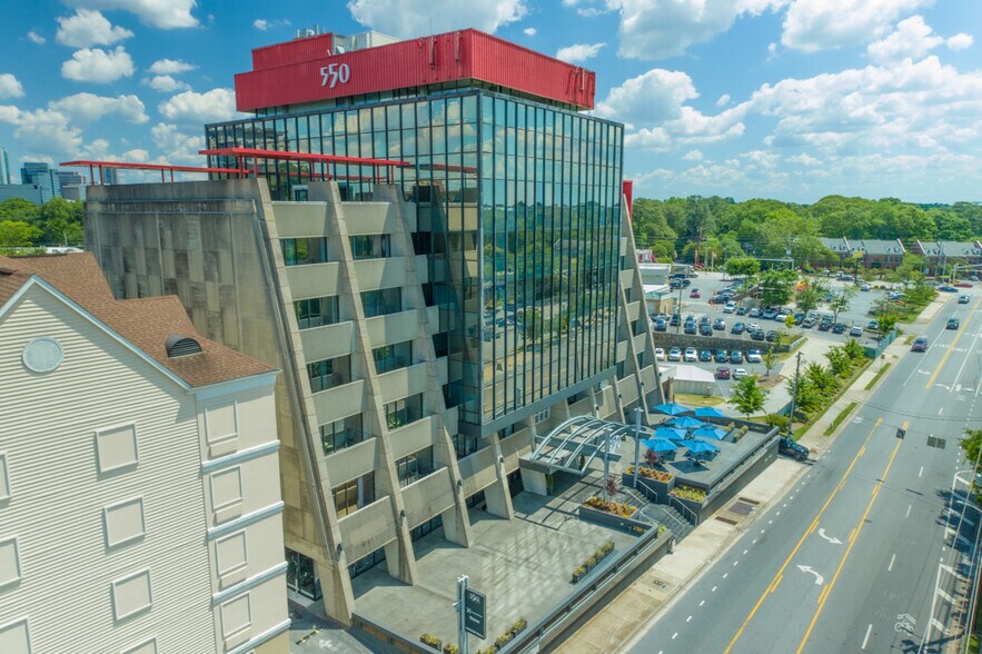 550 Pharr Rd NE, Atlanta, GA à louer - Photo du bâtiment - Image 2 de 12