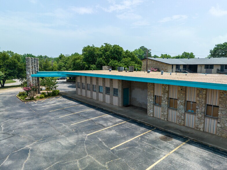 1550 Jones Dr, Arlington, TX à vendre - Photo principale - Image 1 de 4