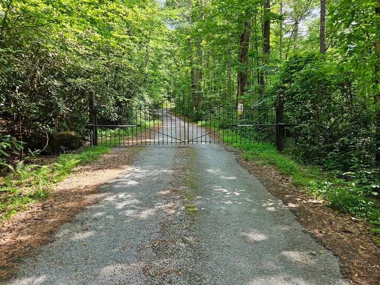 1000 River Ridges Rd, Zirconia, NC for sale - Primary Photo - Image 1 of 8