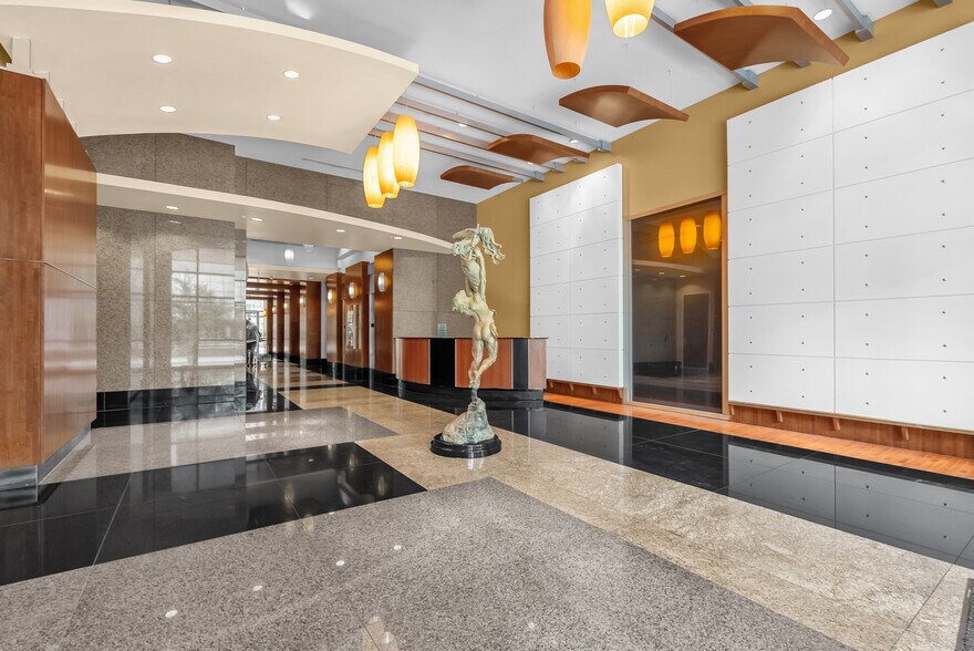 121 S Orange Ave, Orlando, FL à louer - Photo du bâtiment - Image 3 de 6