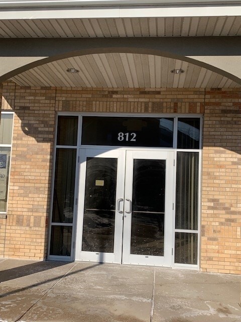 800-816 N Walnut Pl, Chaska, MN for lease Building Photo- Image 1 of 8