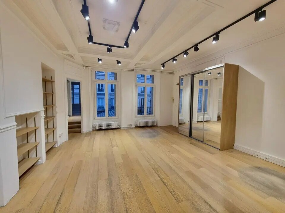 Retail in Paris for sale Interior Photo- Image 1 of 10