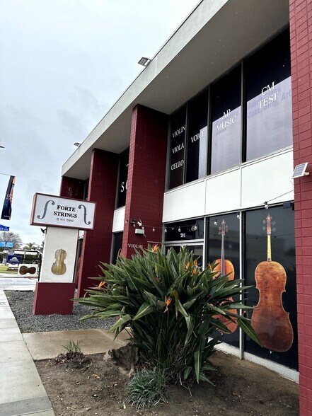 701 N Harbor Blvd, Fullerton, CA à louer - Photo du bâtiment - Image 2 de 2