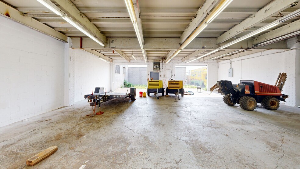 18-17 130th St, College Point, NY à louer - Numérisation 3D de Matterport - Image 2 de 19