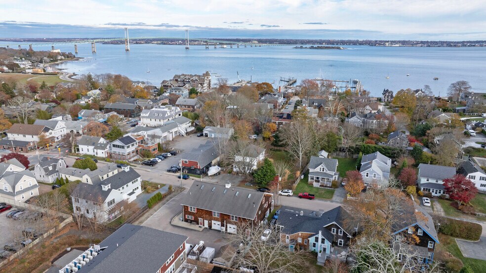 14 Clinton Ave, Jamestown, RI à vendre - Photo du bâtiment - Image 3 de 36