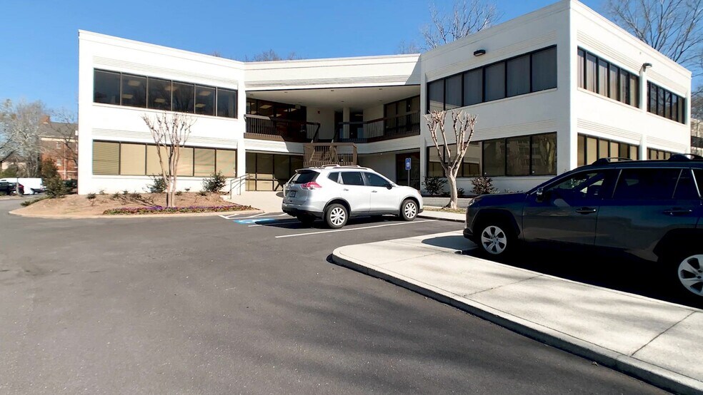 2060 E Exchange Pl, Tucker, GA à louer - Vidéo sur l’inscription commerciale - Image 2 de 10